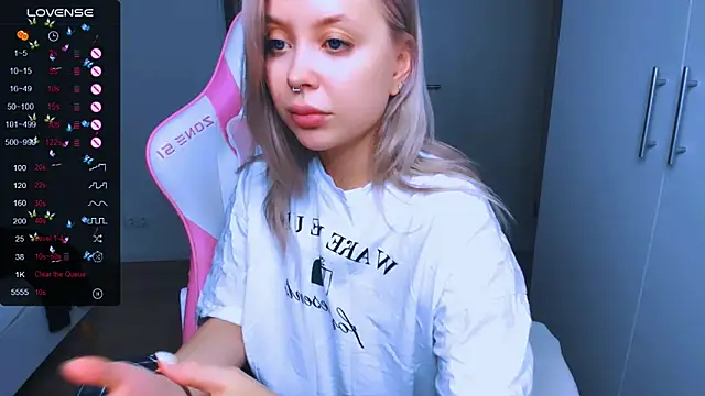 MonaLauu online show from December 26, 11:32 am