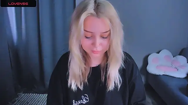 MonaLauu online show from December 15, 9:04 am