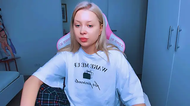 MonaLauu online show from December 5, 9:44 am