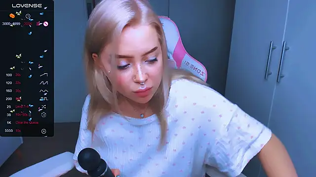 MonaLauu online show from December 28, 1:28 pm