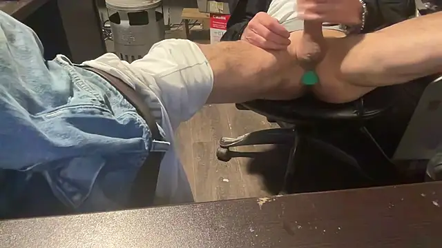 Snapshot of eddieeatsass chatting on January 14, 8:45 pm eddieeatsass online show from January 14, 8:45 pm