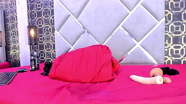 Anaa Foxx  online show from December 13, 8:04 pm