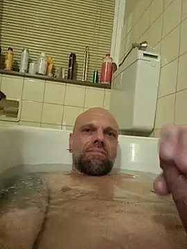 Ladyshaker82 online show from April 16, 12:00 am