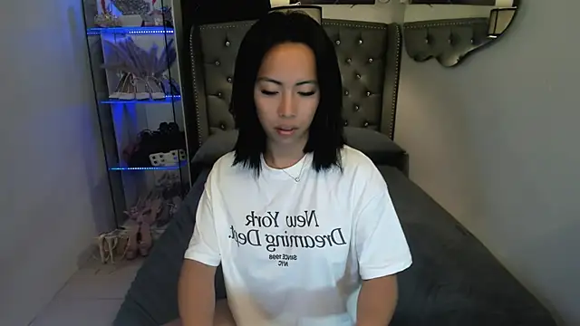 reighnempress online show from April 11, 1:35 am