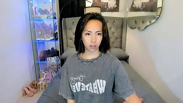 reighnempress online show from February 18, 12:52 am