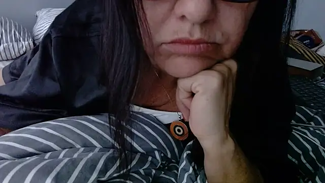 Snapshot of Linda1975 chatting on June 16, 6:24 am Linda1975 online show from June 16, 6:24 am