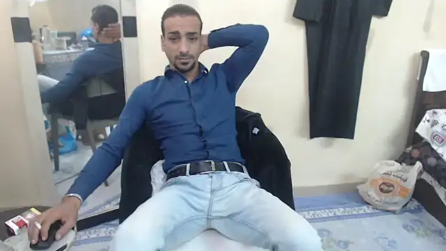 Snapshot of highguy chatting on December 4, 8:17 am highguy online show from December 4, 8:17 am