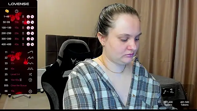 Snapshot of AlanaBrox chatting on December 15, 12:27 am AlanaBrox online show from December 15, 12:27 am