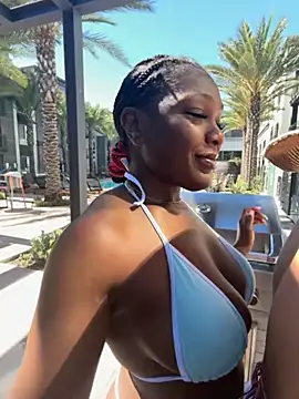 Snapshot of TilaTotti chatting on October 16, 7:44 pm TilaTotti online show from October 16, 7:44 pm