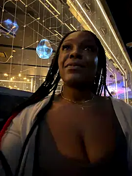 Snapshot of TilaTotti chatting on October 27, 6:03 am TilaTotti online show from October 27, 6:03 am