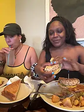 Snapshot of TilaTotti chatting on February 19, 9:47 pm TilaTotti online show from February 19, 9:47 pm