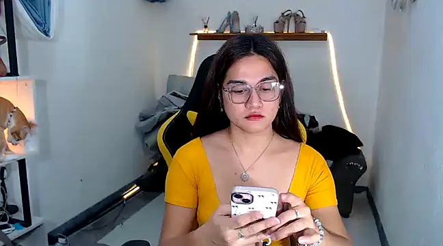 MarieLoveGlamorous online show from February 8, 10:39 am
