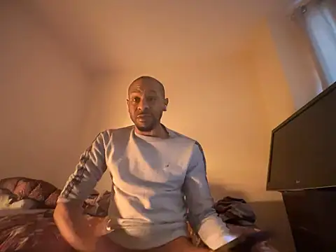 CuzzyB69 online show from March 3, 7:13 am