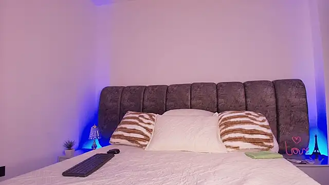 naia blessed online show from November 8, 7:06 pm