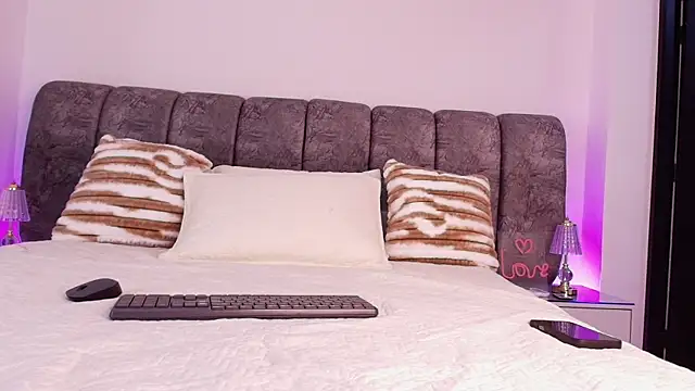 naia blessed online show from November 24, 7:14 pm