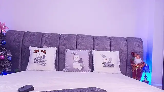 naia blessed online show from December 14, 7:08 pm