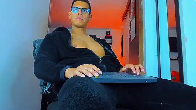 Snapshot of _John_Boy_ chatting on December 2, 1:06 am John Boy online show from December 2, 1:06 am