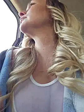 Snapshot of Bondgirl_013 chatting on November 23, 10:03 am Bondgirl 013 online show from November 23, 10:03 am