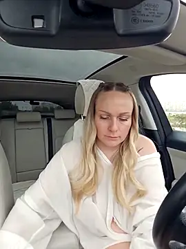 Snapshot of Bondgirl_013 chatting on October 19, 11:46 am Bondgirl 013 online show from October 19, 11:46 am