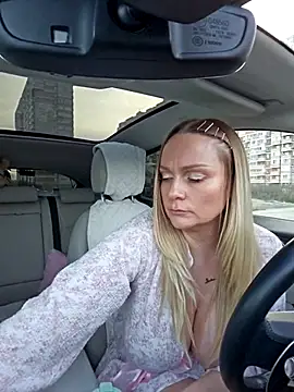 Snapshot of Bondgirl_013 chatting on November 20, 11:44 am Bondgirl 013 online show from November 20, 11:44 am