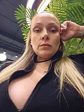 Snapshot of Bondgirl_013 chatting on February 5, 3:30 pm Bondgirl 013 online show from February 5, 3:30 pm