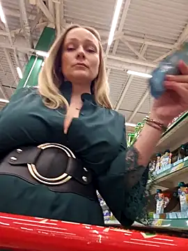 Snapshot of Bondgirl_013 chatting on February 21, 4:42 pm Bondgirl 013 online show from February 21, 4:42 pm