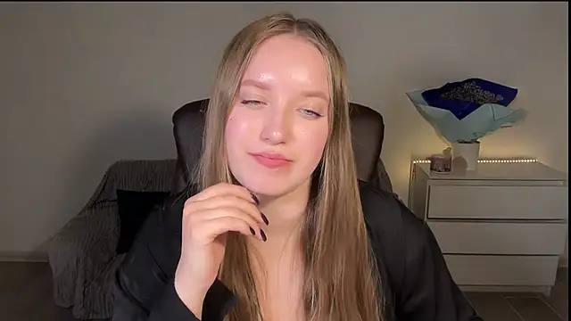 EvaMaddison online show from May 4, 8:00 pm