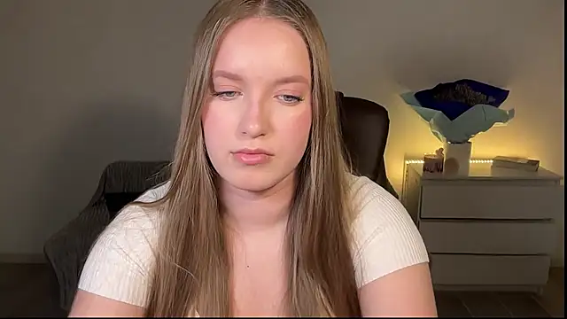 EvaMaddison online show from May 9, 8:45 pm