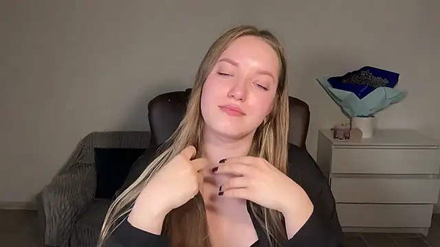 EvaMaddison online show from April 22, 8:37 pm