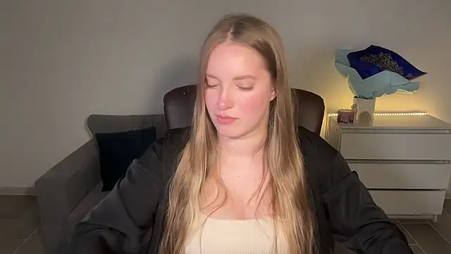 Snapshot of EvaMaddison chatting on June 24, 7:44 pm EvaMaddison online show from June 24, 7:44 pm