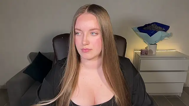 Snapshot of EvaMaddison chatting on June 6, 8:58 pm EvaMaddison online show from June 6, 8:58 pm
