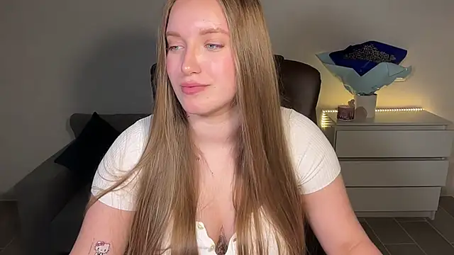 Snapshot of EvaMaddison chatting on June 7, 6:57 pm EvaMaddison online show from June 7, 6:57 pm
