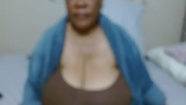 Snapshot of DairyQueen2 chatting on October 28, 4:02 am DairyQueen2 online show from October 28, 4:02 am