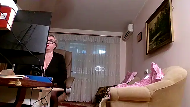Snapshot of Kallliina chatting on October 13, 6:04 am Kallliina online show from October 13, 6:04 am