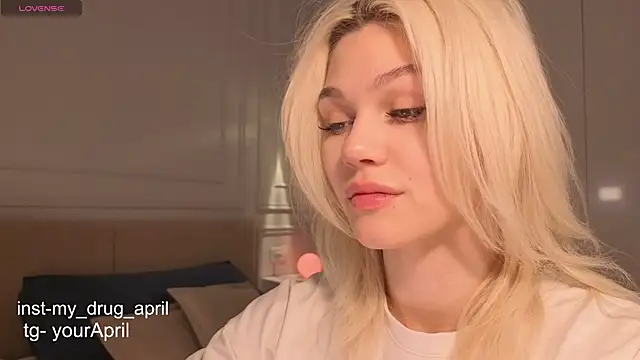 Snapshot of MyApril chatting on November 26, 3:23 pm MyApril online show from November 26, 3:23 pm