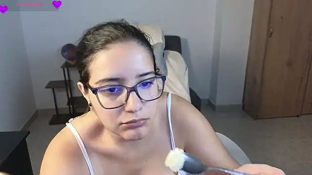 Snapshot of blue__moon_ chatting on June 3, 3:29 am blue moon online show from June 3, 3:29 am