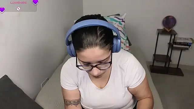 Snapshot of blue__moon_ chatting on April 27, 3:26 am blue moon online show from April 27, 3:26 am