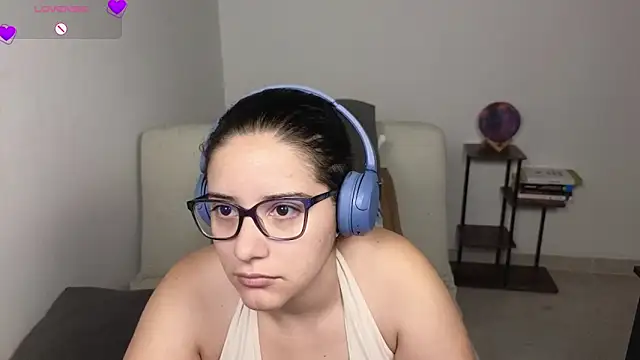 Snapshot of blue__moon_ chatting on May 5, 3:31 am blue moon online show from May 5, 3:31 am