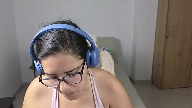 Snapshot of blue__moon_ chatting on July 5, 3:44 am blue moon online show from July 5, 3:44 am
