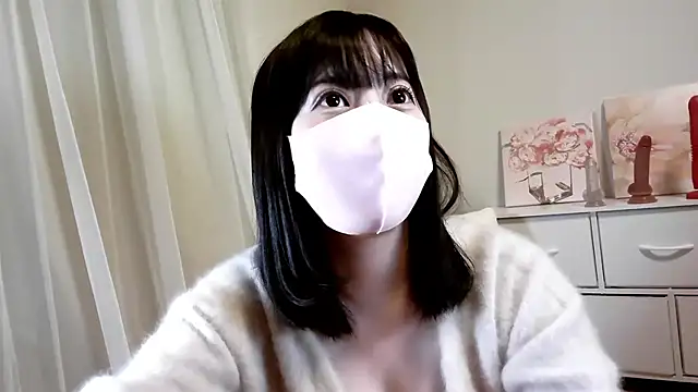 MOMO ROSE online show from September 20, 12:10 pm