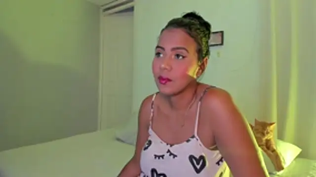 Snapshot of rosaaliiaa1 chatting on October 28, 9:03 pm rosaaliiaa1 online show from October 28, 9:03 pm