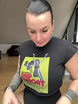 Snapshot of InkedBiitch chatting on February 10, 1:01 pm InkedBiitch online show from February 10, 1:01 pm