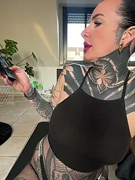 Snapshot of InkedBiitch chatting on March 7, 6:46 am InkedBiitch online show from March 7, 6:46 am