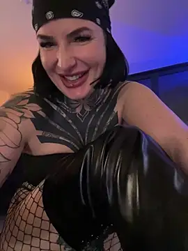 Snapshot of InkedBiitch chatting on February 13, 8:34 pm InkedBiitch online show from February 13, 8:34 pm