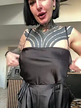 Snapshot of InkedBiitch chatting on March 6, 6:19 am InkedBiitch online show from March 6, 6:19 am
