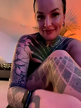 Snapshot of InkedBiitch chatting on December 7, 6:05 am InkedBiitch online show from December 7, 6:05 am