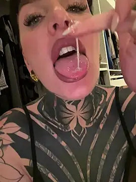 Snapshot of InkedBiitch chatting on February 3, 7:00 pm InkedBiitch online show from February 3, 7:00 pm