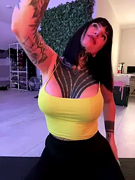Snapshot of InkedBiitch chatting on December 5, 5:43 am InkedBiitch online show from December 5, 5:43 am