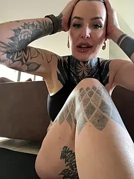 Snapshot of InkedBiitch chatting on February 8, 10:18 am InkedBiitch online show from February 8, 10:18 am