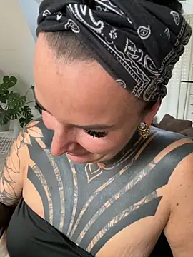 InkedBiitch online show from November 4, 8:40 am